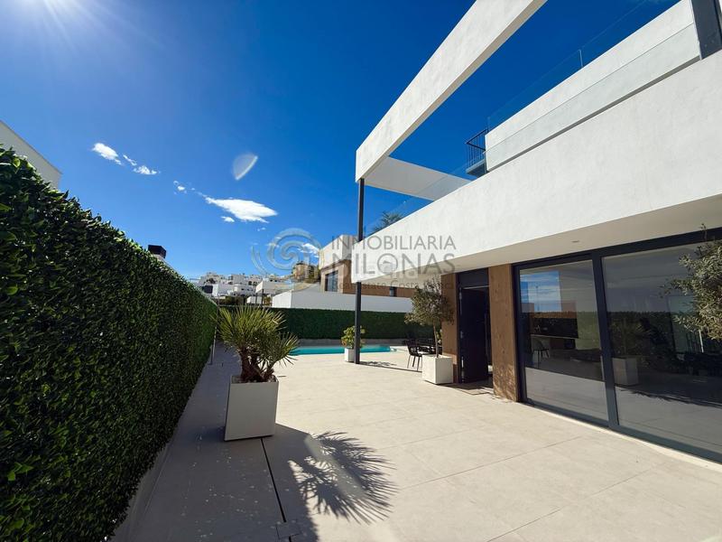 Foto 4ff753d2-7363-48e3-a44a-bd0a5a02c326. Xalet amb calefacció aparcament piscina a balcón de Finestrat-terra marina Finestrat