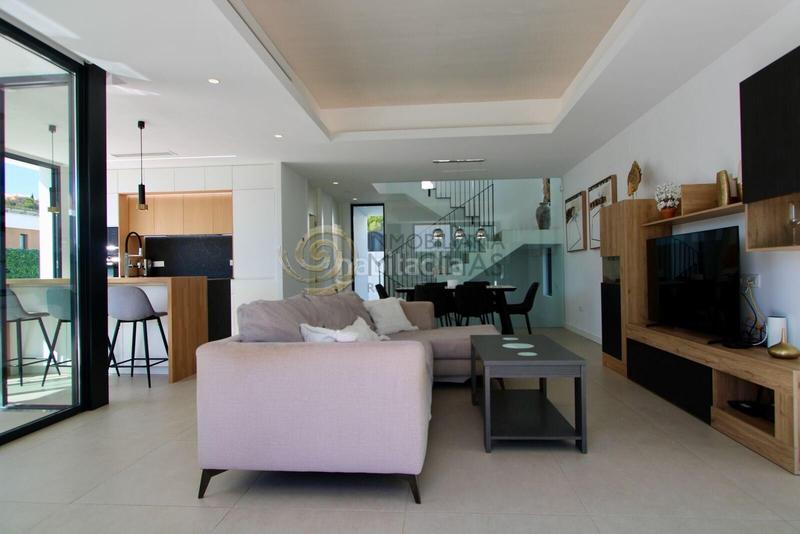 Foto 9e7f5a33-129f-406a-9a67-9efcccf5bcc3. Xalet amb calefacció aparcament piscina a balcón de Finestrat-terra marina Finestrat