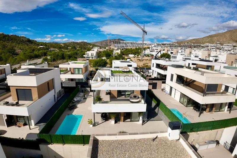 Foto a2783e23-f45b-4f0f-a334-d5fbcf12783a. Xalet amb calefacció aparcament piscina a balcón de Finestrat-terra marina Finestrat