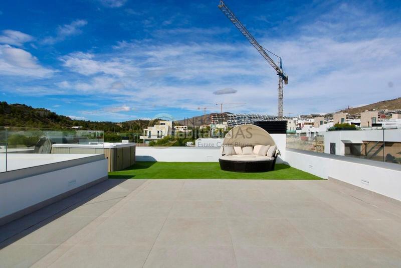 Foto d1a455ee-6ff4-4c30-b552-c59fbee0f0c2. Xalet amb calefacció aparcament piscina a balcón de Finestrat-terra marina Finestrat