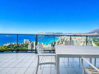Attique à Calle viena 8. Ático panorámico con gran terraza privada en torre lúgano