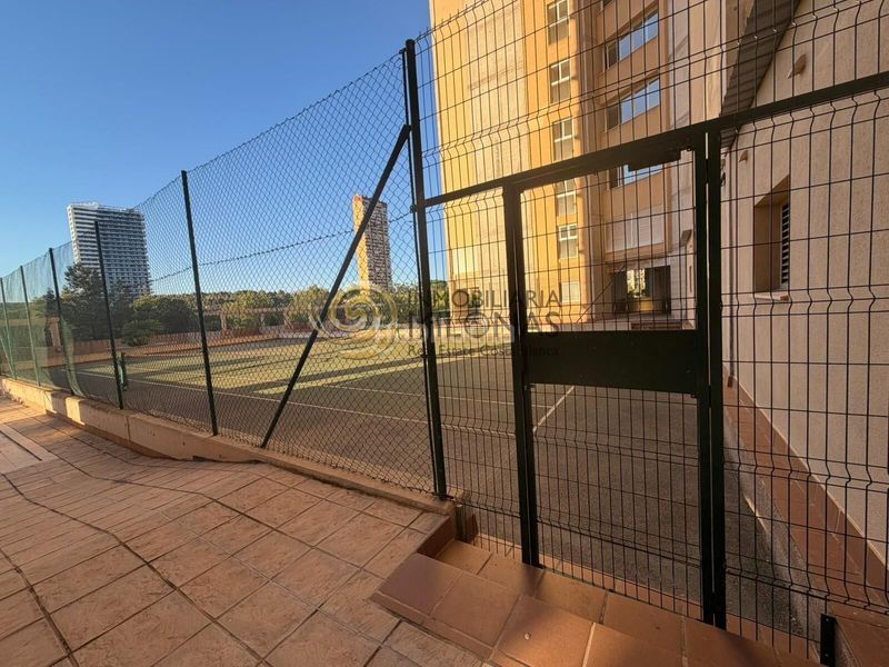 Foto e360075b-580d-4c03-9f2d-901f1680fe24. Apartament amb aparcament piscina a Via Parque Benidorm