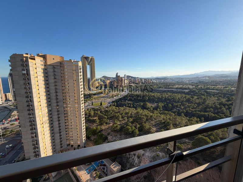 Foto e4696a0e-6d54-4f6a-bf60-82aaeb52abbf. Apartament amb aparcament piscina a Via Parque Benidorm