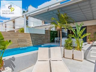 Maison jumelée à Calle rubén darío s/n. Casa moderna con 4 dormitorios y piscina privada