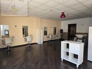 Lloguer Local Comercial a Carrer armada espa?ola 1. Peluqueria amueblada
