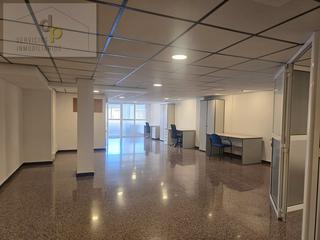 Lloguer Local Comercial a Carrer nieves piñol 11. Local con entresuelo