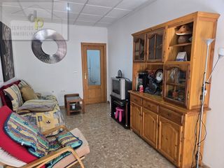 Rez-de-chaussée à Carrer violeta 1a. Bajo en edificio con entrada independiente y plaza de garaje
