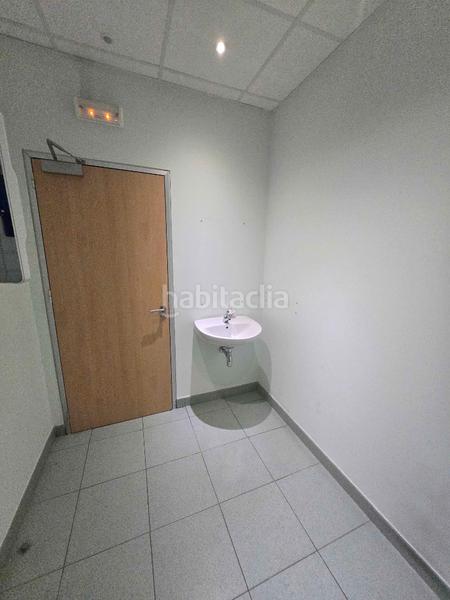 Foto a4db14cc-3ae5-48b7-b064-9669760eea0f. Alquiler local comercial en calle san juan de dios 10 local de esquina y luminoso en Guadalajara