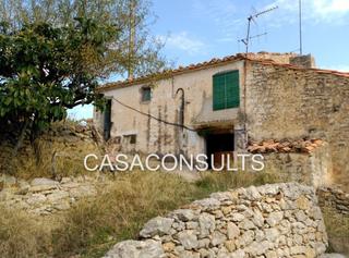 Masia a Culla. Masia semireformada con terreno