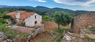 Masía en Sierra Engarcerán. Masia solitaria para reformar con terreno