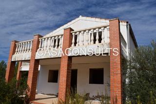 Masia a Vall d´Alba. Masia semireformada con terreno