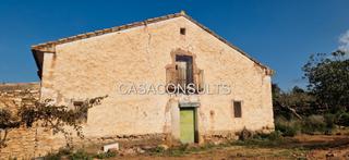 Masia a Useres (les). Gran masia con terreno