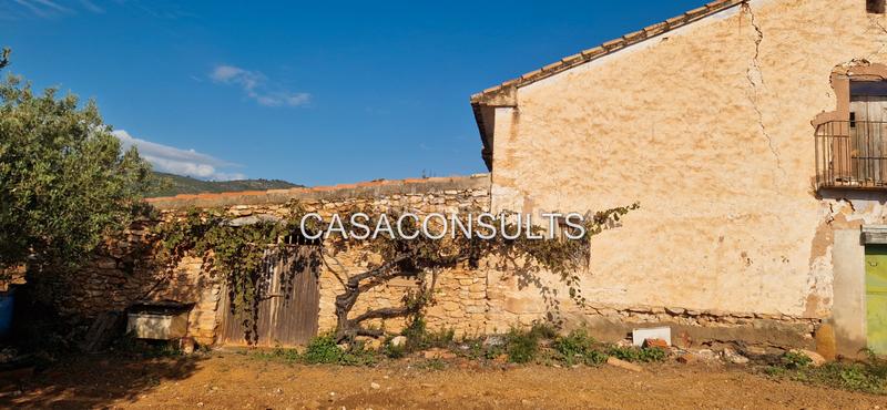 Foto a4657d45-0660-438d-b4cb-a3c51d874016. Masía gran masia con terreno en Useres (les)