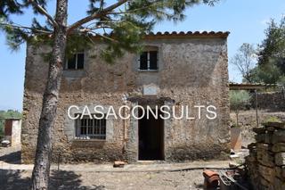 Masia en Vilafams. Masia solitaria con terreno