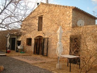 Masía en Vall d´Alba. Masia de piedra con terreno