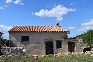 Masia a Albocàsser. Masia solitaria con terreno