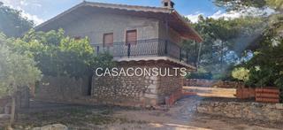 Masia a Vilafamés. Masia solitaria con terreno