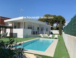 Chalet  Residential area close to sea and services. Refurbished - todo reformado