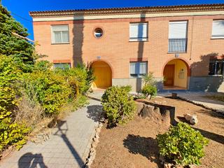 Casa adossada a Avenida pais valenciano 18. Casa en macastre