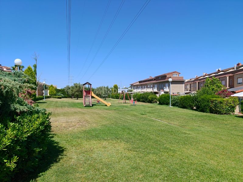 Foto 5e80e5da-cff8-4045-9aea-347ac8b71b53. Casa adossada amb calefacció aparcament piscina a San Antonio de Benagéber