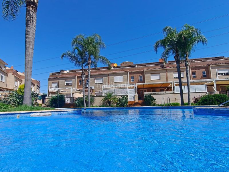 Foto a5b4fdfc-7a9e-4433-9cb0-27ac8a4500e2. Casa adossada amb calefacció aparcament piscina a San Antonio de Benagéber