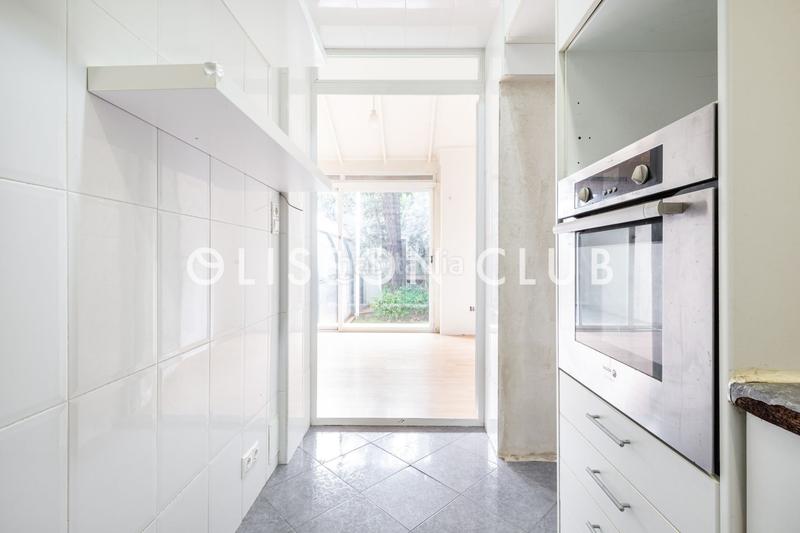 Foto cc467662-485a-41f3-8685-7b26f348ed7b. Casa adosada chalet pareado en hispanoamérica con jardines, garaje y piscina en Madrid
