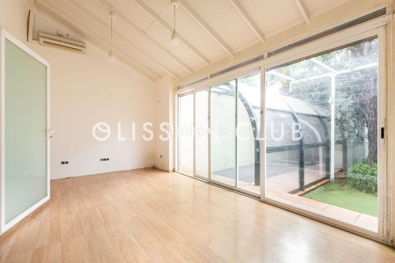 Foto dd6553b1-c769-4e5e-aa4f-cfc9ee93caf5. Casa adosada chalet pareado en hispanoamérica con jardines, garaje y piscina en Madrid