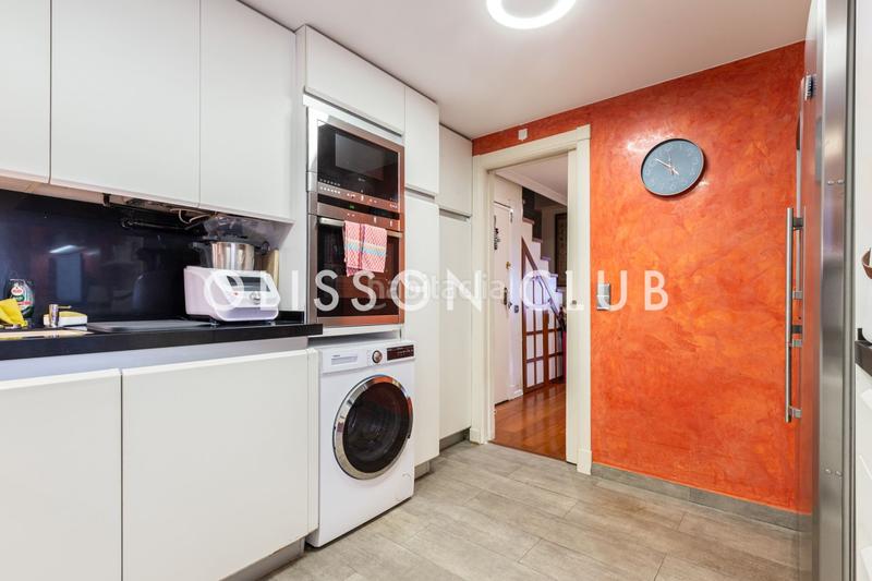 Foto 4b2970ff-8f64-428e-9c93-8adb8473687e. Dúplex espacioso ático dúplex , en urbanización con garaje, piscina y pádel en hispanoamérica en Madrid