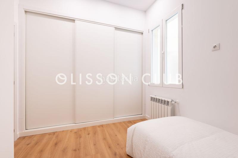 Foto 5839f39a-52c1-4a25-b31b-3fb5474941a5. Piso encantador piso reformado y amueblado que ofrece un ambiente moderno y acogedor, con amplias ventanas exteriores. en Madrid