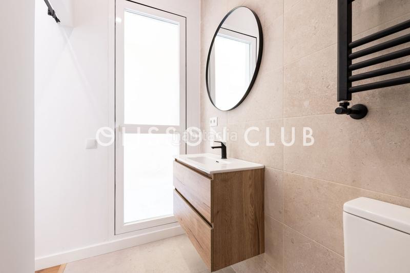 Foto 9d03e553-eb53-4f8d-878e-7318db9e03ba. Piso encantador piso reformado y amueblado que ofrece un ambiente moderno y acogedor, con amplias ventanas exteriores. en Madrid