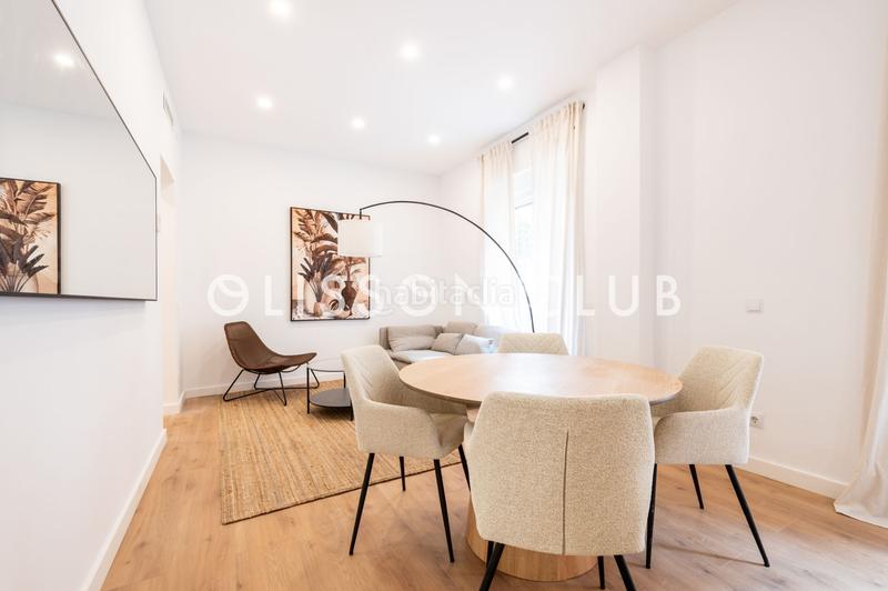 Foto a5ffab1b-1a74-440f-8a34-fd7f3cf158d6. Piso encantador piso reformado y amueblado que ofrece un ambiente moderno y acogedor, con amplias ventanas exteriores. en Madrid