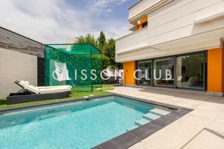 Reihenhaus in Encinar de los Reyes. Chalet con piscina y jardín privados en una de las mejores urban