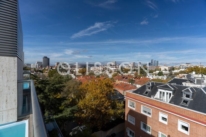 Foto 7c8f40b1-a139-4d33-b7c6-7649daa49aa6. Dúplex ático dúplex con piscina privada en El Viso. en Madrid
