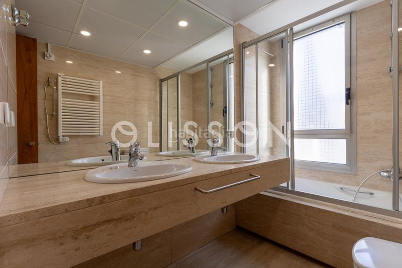 Foto cd7c6f71-dc83-4a7e-889d-684b8a078485. Dúplex ático dúplex con piscina privada en El Viso. en Madrid