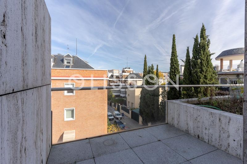 Foto ea3960e8-e604-486b-a1d8-78e2e0423361. Dúplex ático dúplex con piscina privada en El Viso. en Madrid