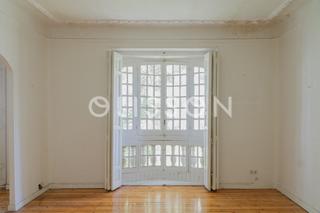 Piso en Jerónimos. Vivienda señorial a reformar con techos altos y balcones en el c