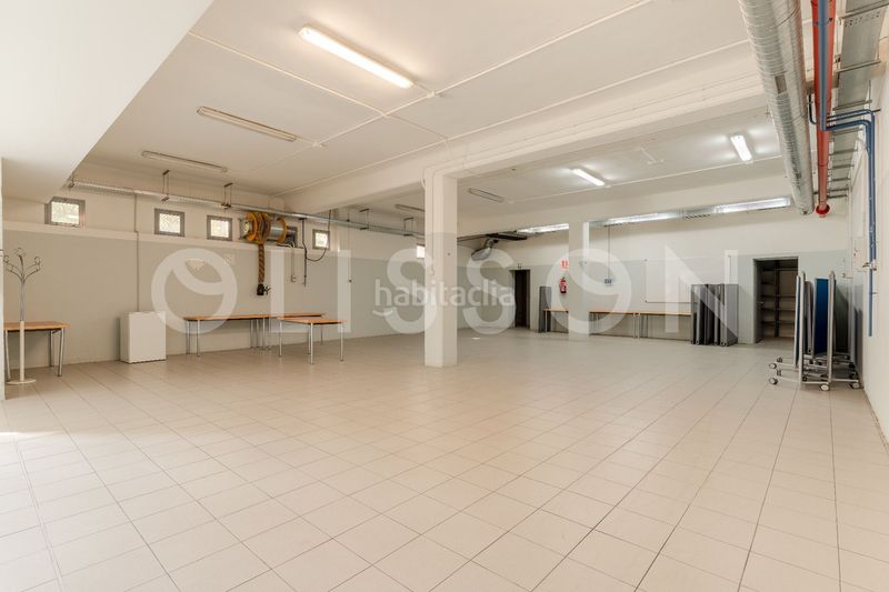 Foto d8f156a9-9dd7-44e6-bd85-a30490c3dd18. Edifici a Estación-Centro Tres Cantos