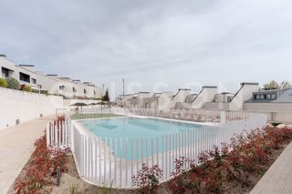 Casa adossada en Urbanizaci�n La Moraleja. Chalet adosado de nueva construcci�n en la moraleja con dom�tica
