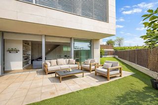 House in Urbanización La Moraleja. Chalet pareado construido en 2021 con cuatro dormitorios en suit