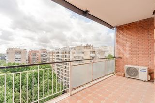 Etagenwohnung in Nueva España. Luz, altura y potencial en nueva españa