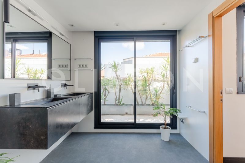 Foto f9137737-d32f-4e8d-8d9c-4c7c4e4a451a. Casa amb calefacció a Conde Orgaz - Piovera Madrid