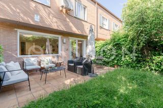 House en El Soto de la Moraleja. Chalet adosado en el soto de la moraleja en urbanizaci�n privada