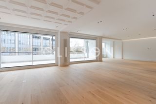 Flat en Castellana. Piso reformado con terraza y garaje en el viso