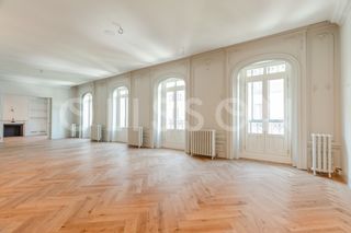 Flat in Jerónimos. Una joya clásica con once balcones orientación sur en jerónimos