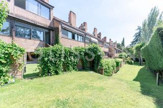 Rent House in Urbanización La Moraleja. Adosado en urbanizacion privada en el soto de la moraleja