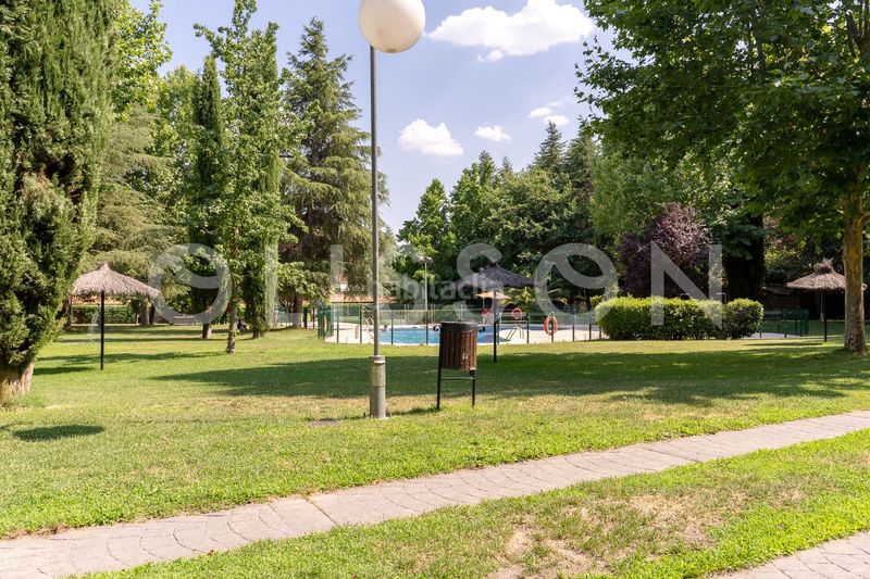 Foto 9bd52c7d-6a33-4135-8fa0-3a62c6c4fb85. Dúplex amb calefacció piscina a el soto de La Moraleja La Moraleja