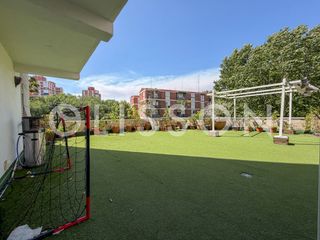 Flat en San Juan Bautista. Espectacular piso con terraza de 110 m, dos plazas de garaje y u
