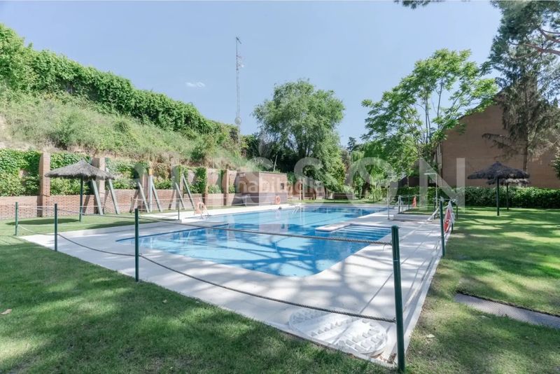 Foto e6a2b8ca-f716-416c-b443-e50c611f60b6. Àtic amb calefacció piscina a urbanización La Moraleja La Moraleja
