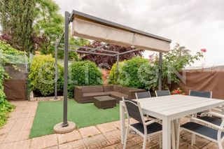 Affitto Casa in Urbanización La Moraleja. Chalet adosado con jardín en una de las mejores zonas de el soto