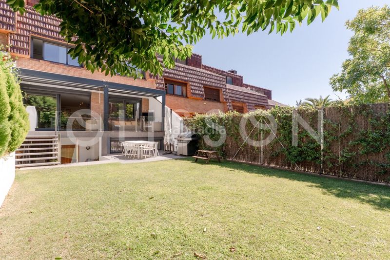 Foto 21254374-f9d7-4404-bcfa-f95a03d4410b. Casa adossada amb calefacció piscina a el soto de La Moraleja La Moraleja